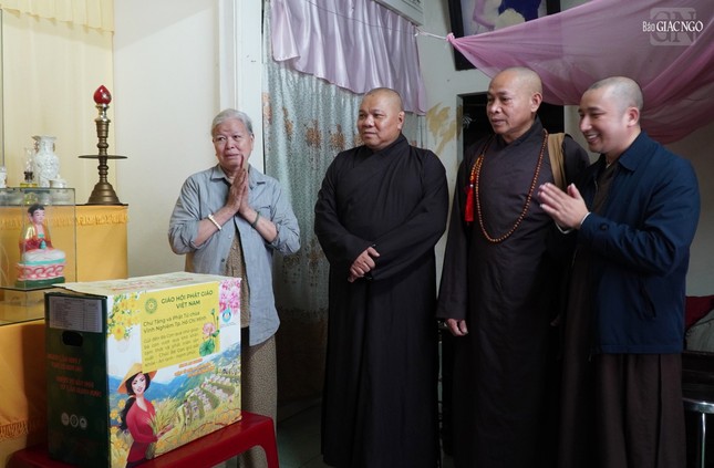 Đại đức Thích Huệ Trọng, Phó Thường trực Ban Từ thiện xã hội TP.Huế hướng dẫn đoàn đến thăm và tặng quà hộ gia đình ông Ngô Văn Lộc