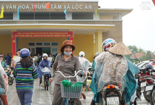 Niềm vui của bà con tại TP.Huế khi nhận những phần quà yêu thương từ chư tôn đức