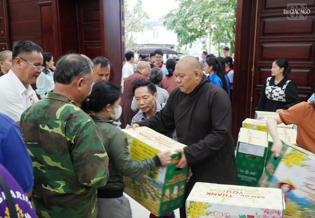 Thượng tọa Thích Nhuận Trí, Phó ban Trị sự GHPGVN TP.HCM trao quà đến bà con tại xã Phú Lộc