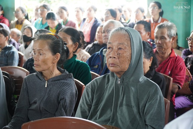 Bà Nguyễn Thị Thân cùng bà con địa phương đến Nhà văn hóa thôn Phong Lục Đông nhận quà