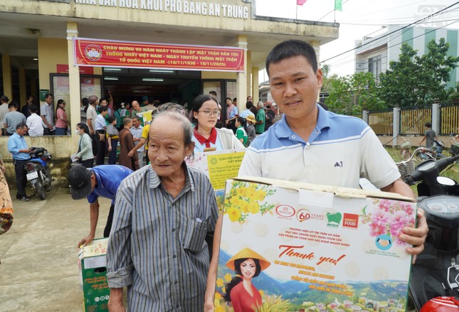 Đoàn Ban Kinh tế - Tài chính T.Ư, Ban Từ thiện xã hội Phật giáo TP.HCM, chư Tăng Ni TP.HCM; nhóm Chia sẻ Sharing của bà Mai Thị Hạnh - phu nhân nguyên Chủ tịch nước Trương Tấn Sang, nhóm Mãi yêu thương; cùng đại diện các doanh nghiệp, các nhà hảo tâm trao quà đến bà con tại Đà Nẵng