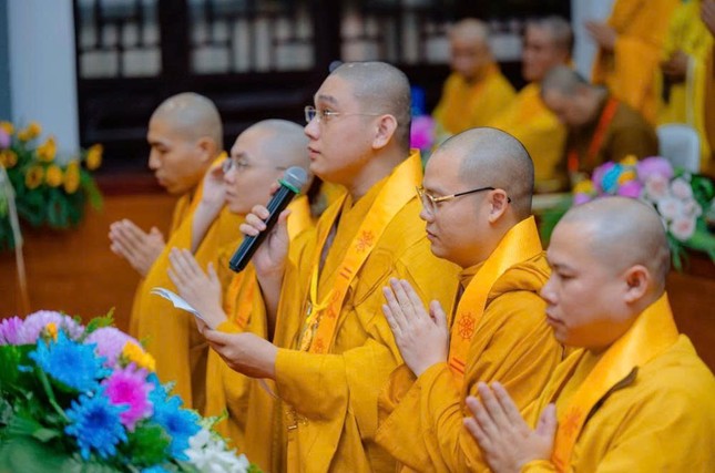 Đại diện Tăng Ni giảng sinh dâng lời phát nguyện Đại diện Tăng Ni giảng sinh dâng lời phát nguyện