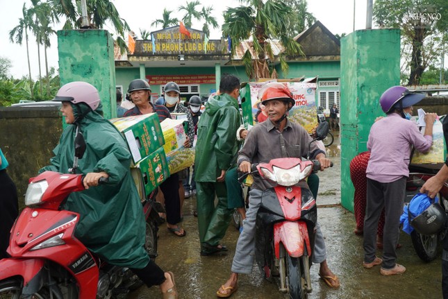 Bà con nhận quà tại Nhà văn hóa thôn Lục Đông, xã An Thắng