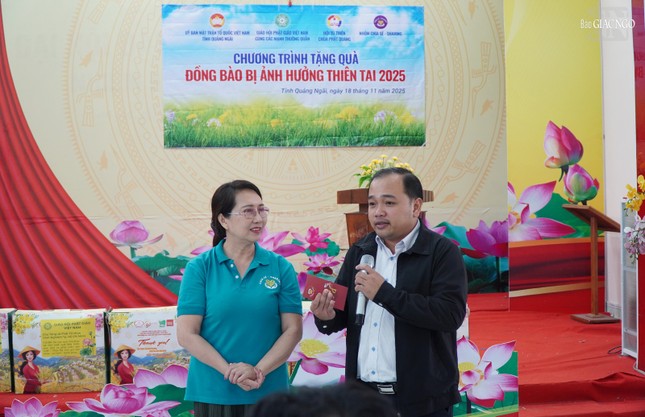 Bà Nguyễn Thị Tranh, Trưởng nhóm Chia sẻ Sharing của bà Mai Thị Hạnh - phu nhân nguyên Chủ tịch nước Trương Tấn Sang trao 5 triệu đồng hỗ trợ đến hộ dân bị sập nhà tại xã Sơn Hà