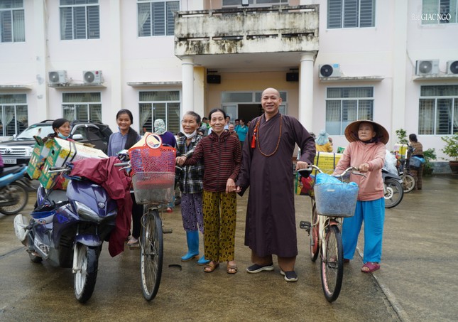 Niềm hoan hỷ của người trao và người nhận