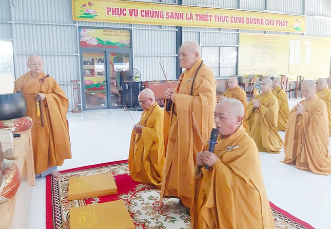 Hòa thượng Thích Huệ Nghi; Thượng tọa Thích An Thường, Ủy viên Ban Trị sự GHPGVN TP.HCM cùng chư tôn đức dâng hương, đảnh lễ Tam bảo