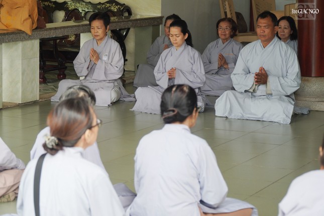 Phật tử lắng nghe Bồ-tát giới