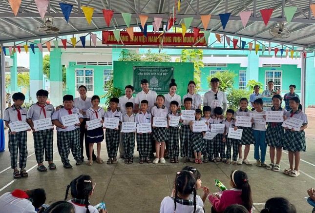 Trao tặng bảo hiểm đến các em học sinh Trao tặng bảo hiểm đến các em học sinh