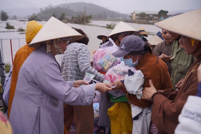 Những phần quà yêu thương gửi đến bà con vũng lũ tại tỉnh Đắk Lắk Những phần quà yêu thương gửi đến bà con vũng lũ tại tỉnh Đắk Lắk