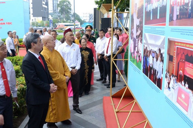 Đại biểu tham quan triển lãm ảnh