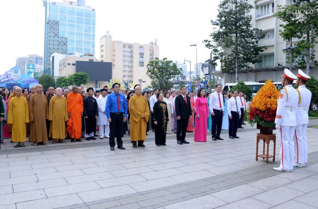 Đoàn đại biểu dâng hoa tưởng niệm trước tượng đài Chủ tịch Hồ Chí Minh - vị lãnh tụ thiên tài của dân tộc Việt Nam, một nhân cách lớn, nhà văn hóa kiệt xuất, biểu tượng của khối đại đoàn kết toàn dân tộc