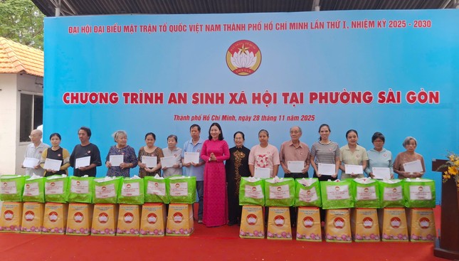 Tặng quà đến các hộ dân phường Sài Gòn