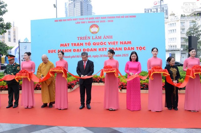 Cắt băng khai mạc triển lãm ảnh “Mặt trận Tổ quốc Việt Nam - Sức mạnh đại đoàn kết toàn dân tộc”