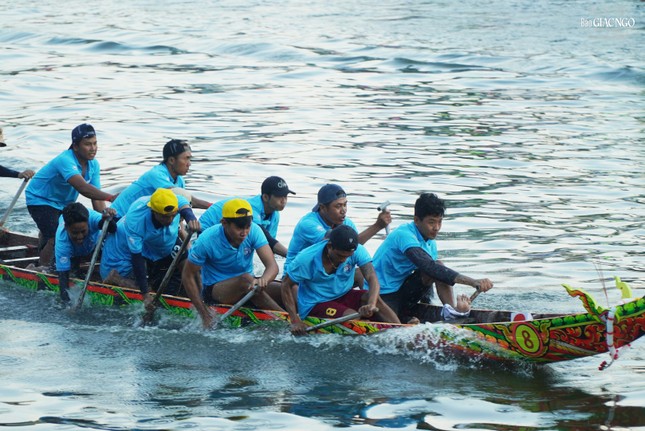 Ghe ngo có dầm riêng, làm theo nhiều kích cỡ tùy theo từng vị trí người bơi