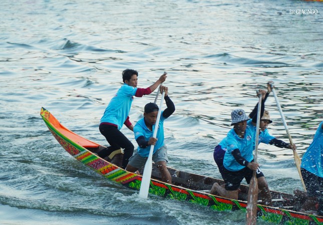 Đặc biệt, nghe ngo có hai cây kềm chịu lực, thường là thân cây tràm vì cây này có độ dẻo, giúp cho ghe nhún nhảy và phóng nhanh