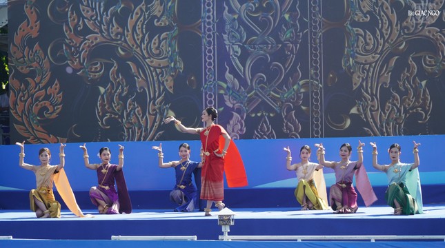 Các tiết mục biểu diễn nghệ thuật truyền thống của người Khmer