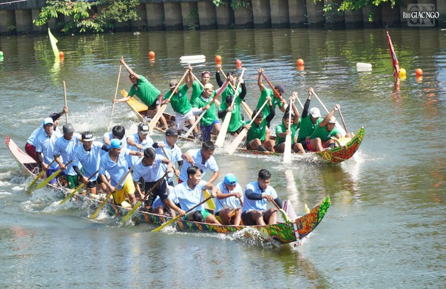 Các đội đua ghe ngo tranh Cúp Xuân Hòa mở rộng 2025