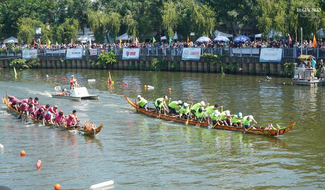 Để ghe lao đi thật nhanh, ngoài kỹ thuật đóng ghe, đòi hỏi các tay chèo phải có sự phối hợp nhịp nhàng