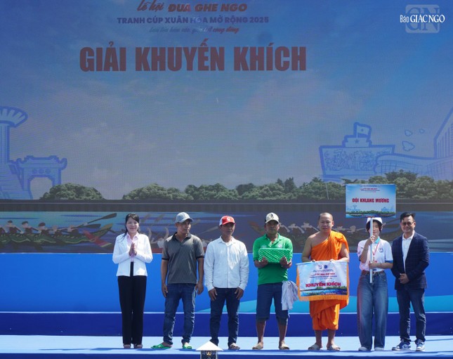 Trao giải khuyến khích đến các đội