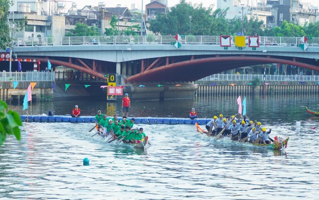 Các đội xuất phát từ cầu Công Lý