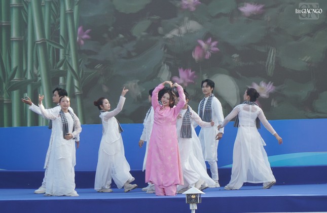 Ca sĩ Phương Mỹ Chi trình bày ca khúc Đất phương Nam