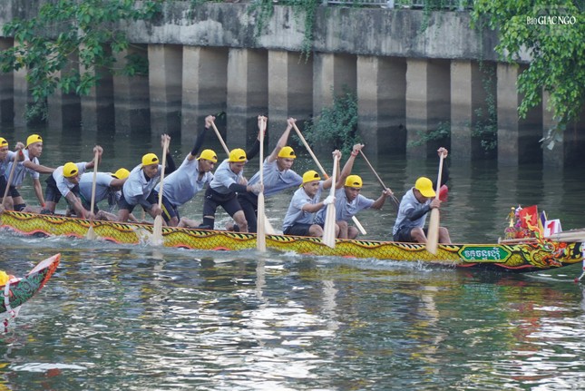 Người Khmer tin rằng, ghe ngo là vật thiêng, làm việc gì với ghe Ngo cũng phải làm lễ
