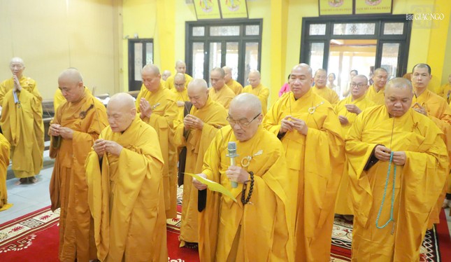 Chư tôn giáo phẩm thắp nén tâm hương tưởng niệm Chư tôn giáo phẩm thắp nén tâm hương tưởng niệm