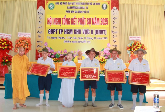 Tặng khánh tri ân đến các huynh trưởng cao niên Tặng khánh tri ân đến các huynh trưởng cao niên