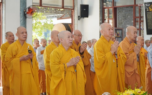 Chư Tăng, Ni các phường: Hạnh Thông, Gò Vấp, Thông Tây Hội, An Nhơn, An Hội Tây và An Hội Đông thực hiện Bố-tát, tụng giới