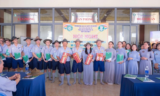 Các học viên bậc Trì tặng quà tri ân Ban điều hành bậc học