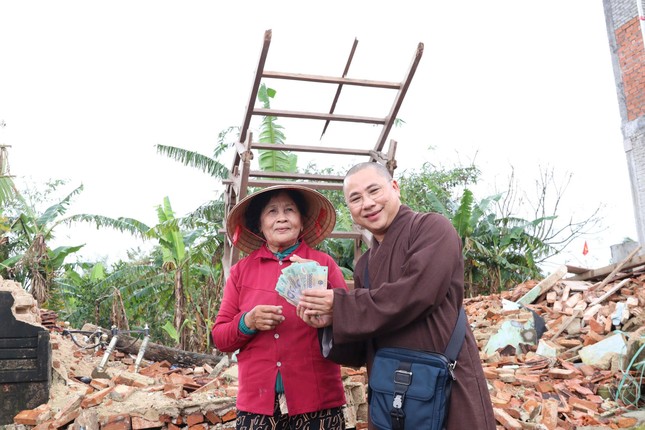 Trao tịnh tài đến các hộ có nhà bị sập do bão lũ