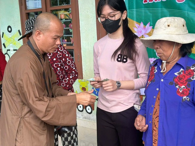 Đại đức Thích Đồng Nhiệm, Trưởng ban Thông tin - Truyền thông GHPGVN tỉnh Lâm Đồng trao quà