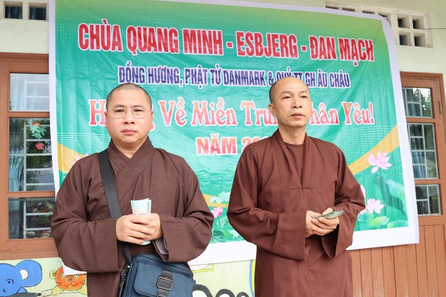 Đại đức Thích Chúc Thành (phải) cùng chư tôn đức thăm hỏi và động viên đến bà con