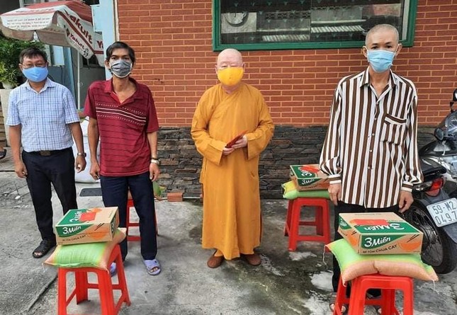 Thượng tọa Thích Duy Trấn trao quà, tiếp sức người dân có hoàn cảnh khó khăn vượt qua những ngày giãn cách xã hội vì dịch Covid-19