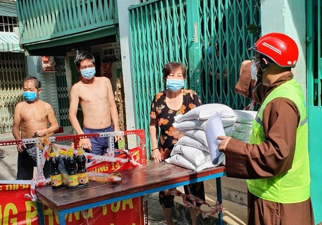 Thượng tọa Thích Nnguyên Sĩ, Trưởng BTS Phật giáo quận 11 trực tiếp điều hành, tặng quà cho người dân tại các khu cách ly, phong tỏa Thượng tọa Thích Nnguyên Sĩ, Trưởng BTS Phật giáo quận 11 trực tiếp điều hành, tặng quà cho người dân tại các khu cách ly, phong tỏa