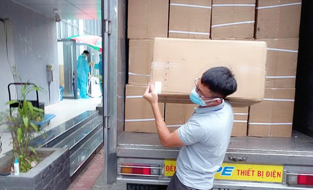 Anh Vũ khuân vác hàng hóa được đưa đến bệnh viện dã chiến Anh Vũ khuân vác hàng hóa được đưa đến bệnh viện dã chiến
