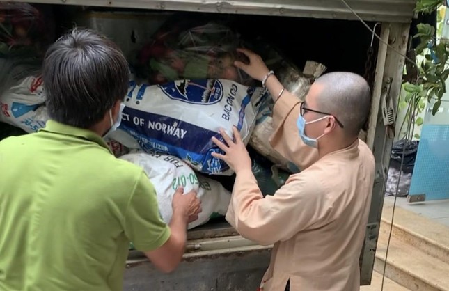 Nhu yếu phẩm Đại đức Thích Hạnh Văn vận động, trao tặng