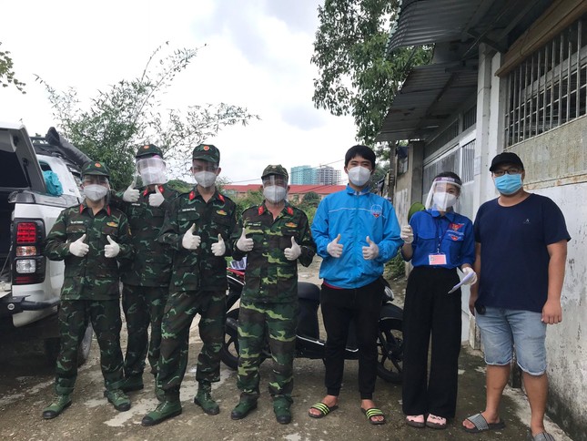 Tình nguyện viên địa phương và bộ đội chụp hình kỉ niệm ở "xóm mồ côi" tổ 5, khu phố 4, phường Phước Long A, TP.Thủ Đức - Ảnh: Vân Phạm Tình nguyện viên địa phương và bộ đội chụp hình kỉ niệm ở "xóm mồ côi" tổ 5, khu phố 4, phường Phước Long A, TP.Thủ Đức - Ảnh: Vân Phạm