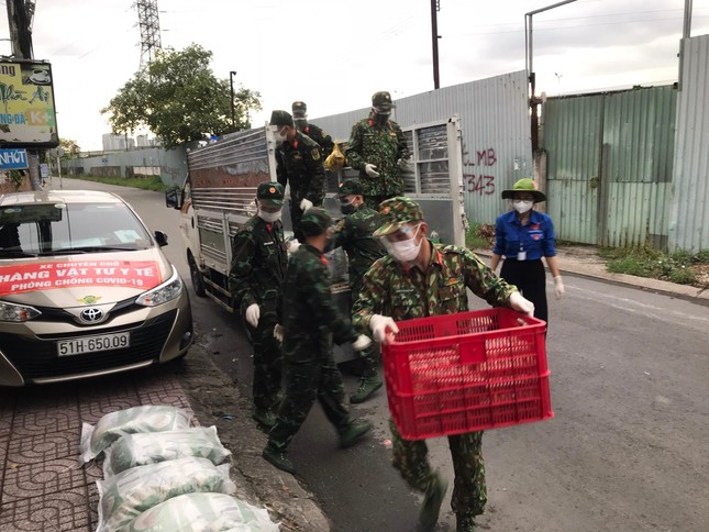 Hình ảnh bộ đội chuyển lương thực, thực phẩm giúp dân được người dân địa phương quý mến chụp lại - Ảnh: Vân Phạm Hình ảnh bộ đội chuyển lương thực, thực phẩm giúp dân được người dân địa phương quý mến chụp lại - Ảnh: Vân Phạm