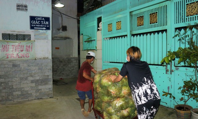 Các anh em tình nguyện kèm thật chặt để xe không bị ngã Các anh em tình nguyện kèm thật chặt để xe không bị ngã