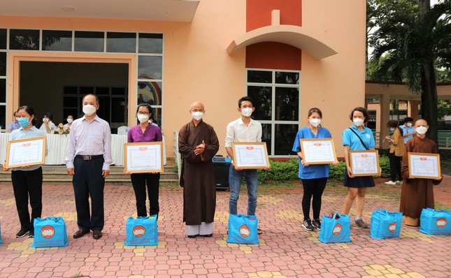 Các tình nguyện viên đã phụng sự tại Bệnh viện Hồi sức chuyên sâu Covid-19 Các tình nguyện viên đã phụng sự tại Bệnh viện Hồi sức chuyên sâu Covid-19