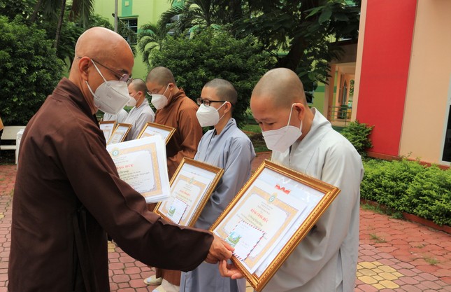 Thượng tọa Thích Thiện Quý, đại diện Ban Trị sự GHPGVN TP.HCM trao Bằng tuyên dương công đức và quà tặng cho tình nguyện viên Phật giáo hoàn thành công tác Thượng tọa Thích Thiện Quý, đại diện Ban Trị sự GHPGVN TP.HCM trao Bằng tuyên dương công đức và quà tặng cho tình nguyện viên Phật giáo hoàn thành công tác