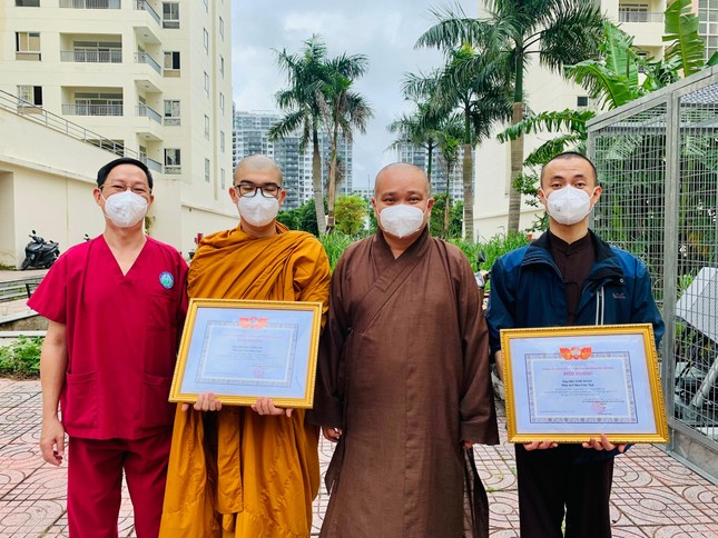 BSCKII. Phạm Đăng Trọng Tường cùng Đại đức Thích Trung Nguyện lưu niệm cùng tình nguyện viên - Ảnh: Nhuận Bình BSCKII. Phạm Đăng Trọng Tường cùng Đại đức Thích Trung Nguyện lưu niệm cùng tình nguyện viên - Ảnh: Nhuận Bình