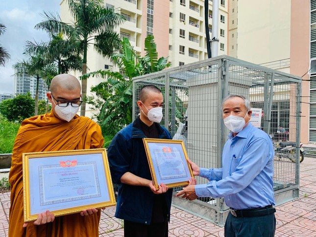 Ông Nguyễn Văn Lưu tri ân đến tình nguyện viên Phật giáo tại Bệnh viện Dã chiến số 12 - Ảnh: Nhuận Bình Ông Nguyễn Văn Lưu tri ân đến tình nguyện viên Phật giáo tại Bệnh viện Dã chiến số 12 - Ảnh: Nhuận Bình