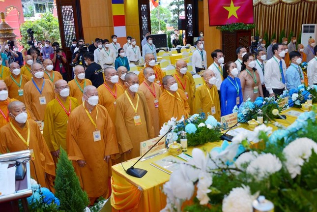 Chư tôn đức thực hiện nghi thức niệm Phật, chào Quốc kỳ, Đạo kỳ và tưởng niệm chư vị tiền nhân hữu công của Phật giáo Việt Nam và đồng bào mất vì Covid-19