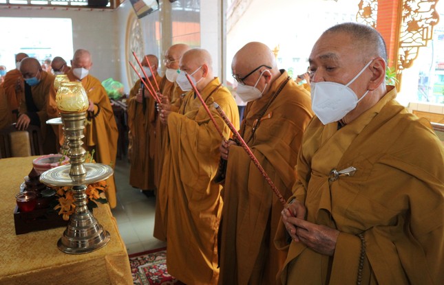 Chư tôn đức chứng minh dâng hương bạch Phật