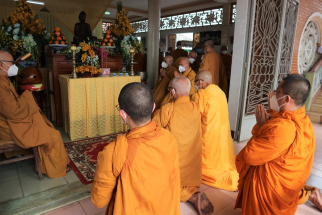 Chư tôn đức Hệ phái Khất sĩ đảnh lễ Giác linh Trưởng lão Hòa thượng