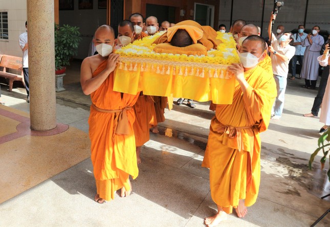 Môn đồ pháp quyến cung thỉnh nhục thân Trưởng lão Hòa thượng đến Giác linh đường