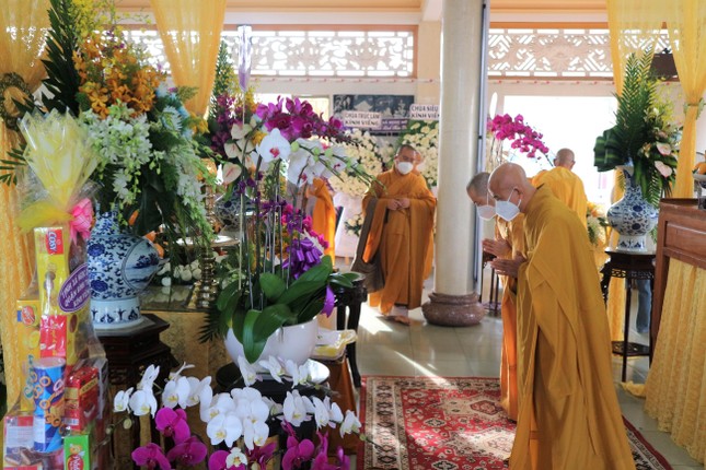 Thượng tọa Thích Thiện Qúy, Thượng tọa Thích Quang Thạnh trước Giác linh đài Trưởng lão Hòa thượng Thượng tọa Thích Thiện Qúy, Thượng tọa Thích Quang Thạnh trước Giác linh đài Trưởng lão Hòa thượng