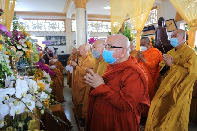 Chư tôn đức Hội đồng Chứng minh, Hội đồng Trị sự dâng hương tưởng niệm Chư tôn đức Hội đồng Chứng minh, Hội đồng Trị sự dâng hương tưởng niệm